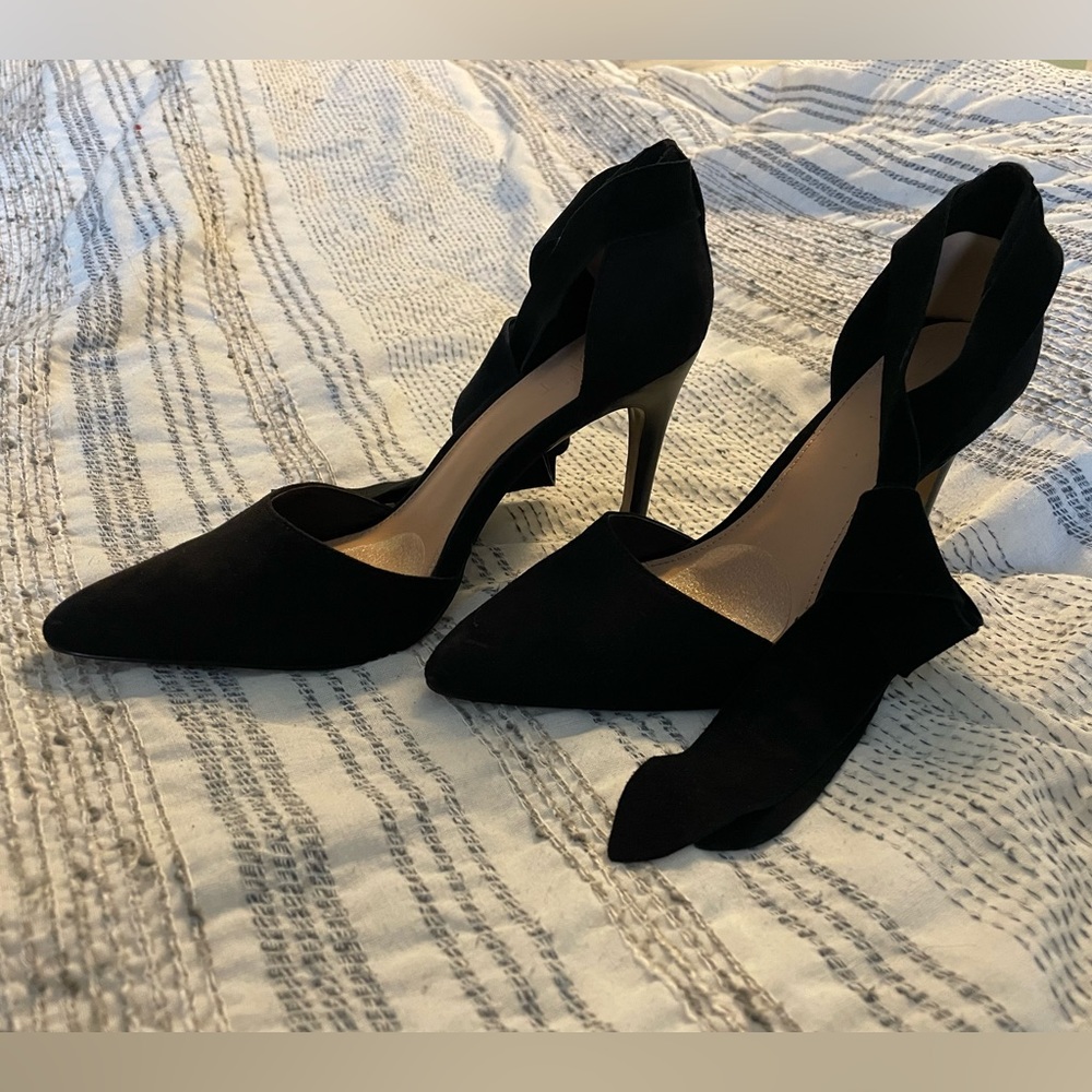 LOFT Wrap around the Ankle closed toed Heel